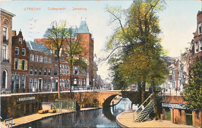 710639 Prentbriefkaart 'Utrecht - Oudegracht - Jansbrug', met een ingekleurde foto van de werven ter plaatse, met ...